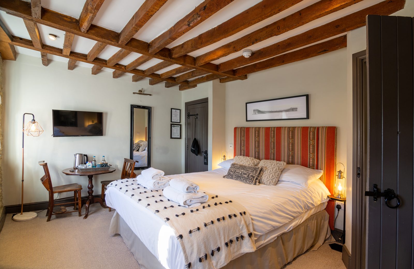 Superior double room seating area